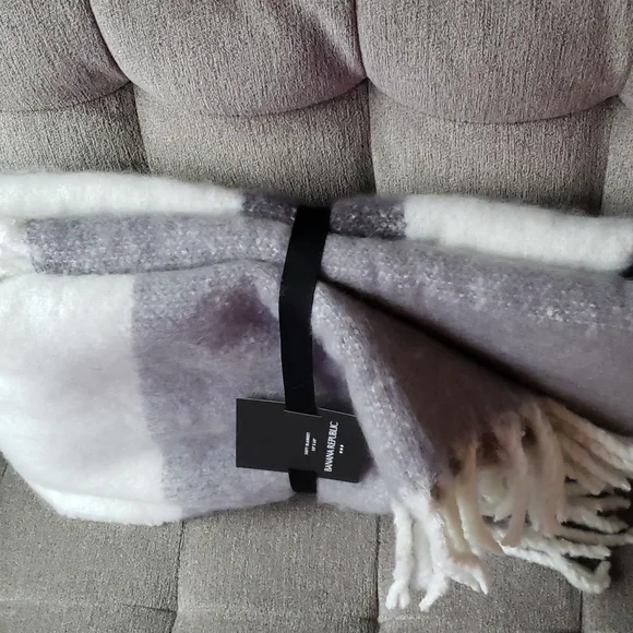 Banana Republic 50" x 60" Soft Blanket NWT Gray White - Picture 8 of 13